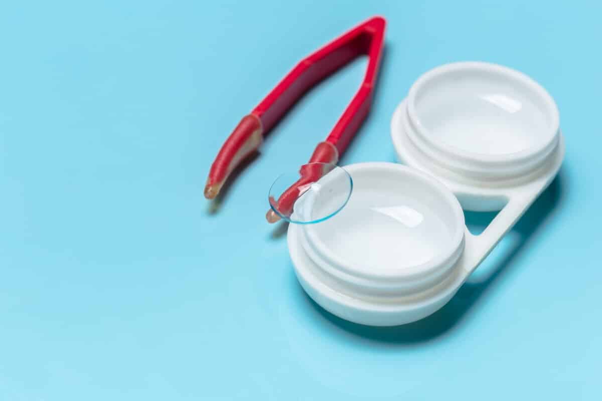 Pojemnik na soczewki i pęseta do pielęgnacji soczewek kontaktowych.