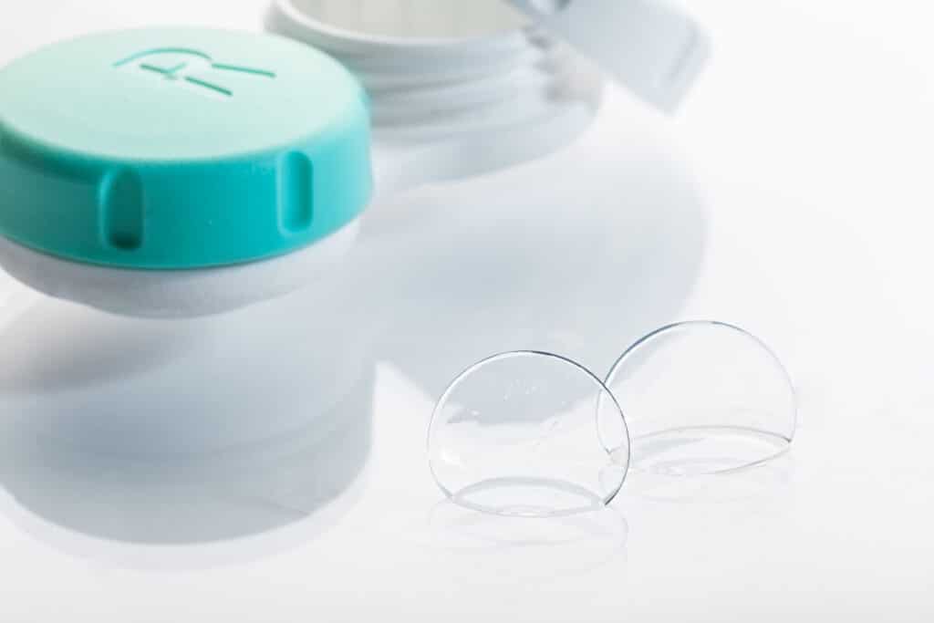 Pielęgnacja soczewek jest ważna dla zachowania ich czystości i funkcjonalności.