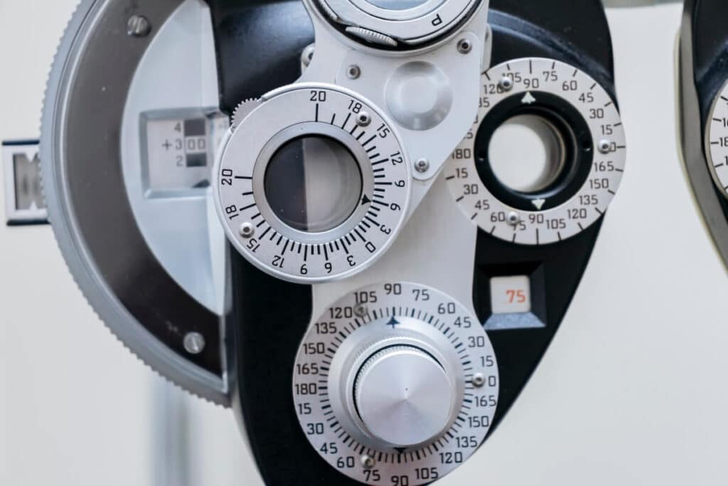 Badanie wzroku u optometrysty wykrywa wady refrakcji, prezbiopię oraz zaburzenia obuoczności i akomodacji; dobiera moc w dioptriach, cylinder i oś.