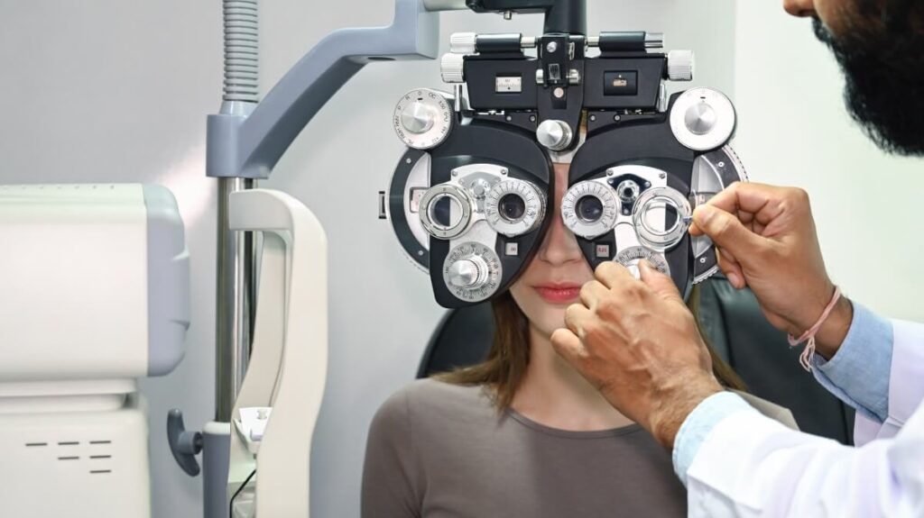 Jak przygotować się do badania wzroku u optometrysty: zabrać aktualne okulary, receptę i dane soczewek, podać objawy i odległości pracy, ograniczyć ekran.