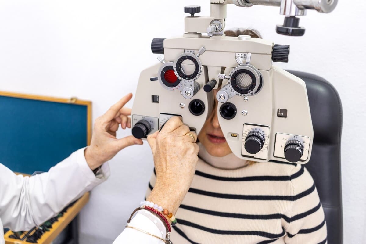 Badanie wzroku u optometrysty bywa dokładniejsze niż u optyka, gdy trzeba ocenić widzenie obuoczne i akomodację; nagłe objawy wymagają okulisty.