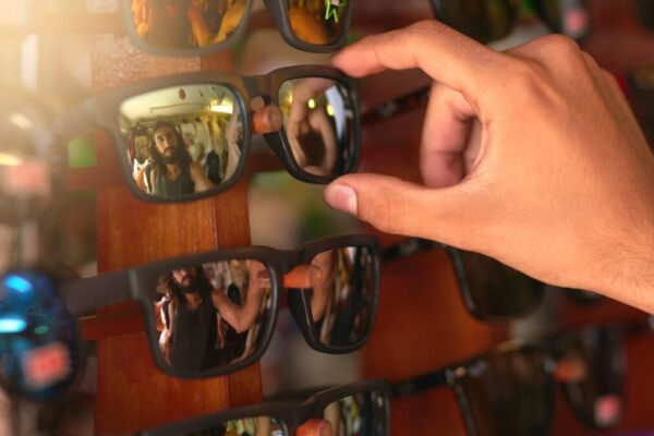 Okulary przeciwsłoneczne dla kierowców: pełny filtr UV, kategoria 2–3; polaryzacja redukuje odblaski, kat. 4 niewskazana do jazdy.