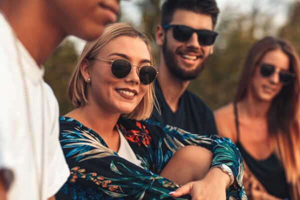 Okulary przeciwsłoneczne do sportu: pełna ochrona UV, stabilne dopasowanie, odporność na uderzenia i brak zniekształceń; kategoria 2–3, opcjonalnie polaryzacja.