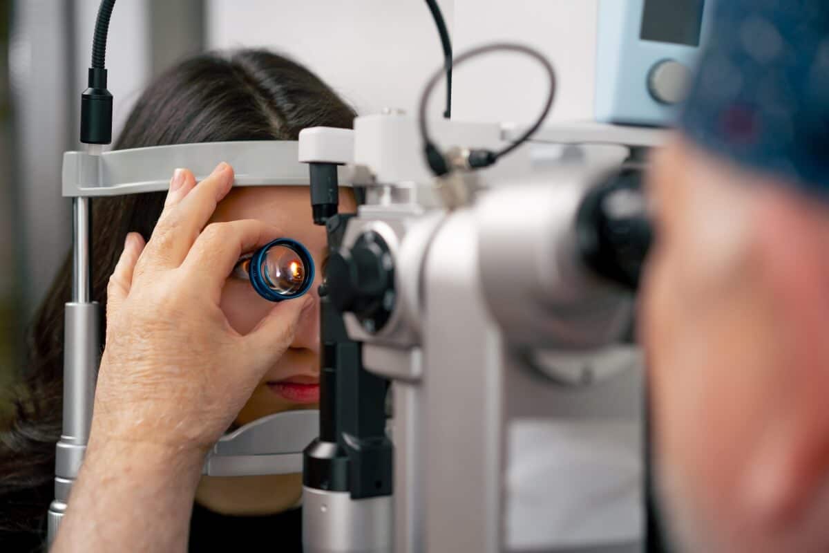 Badanie wzroku u optometrysty jest bardziej szczegółowe niż standardowe: poza refrakcją ocenia widzenie obuoczne, akomodację i konwergencję.