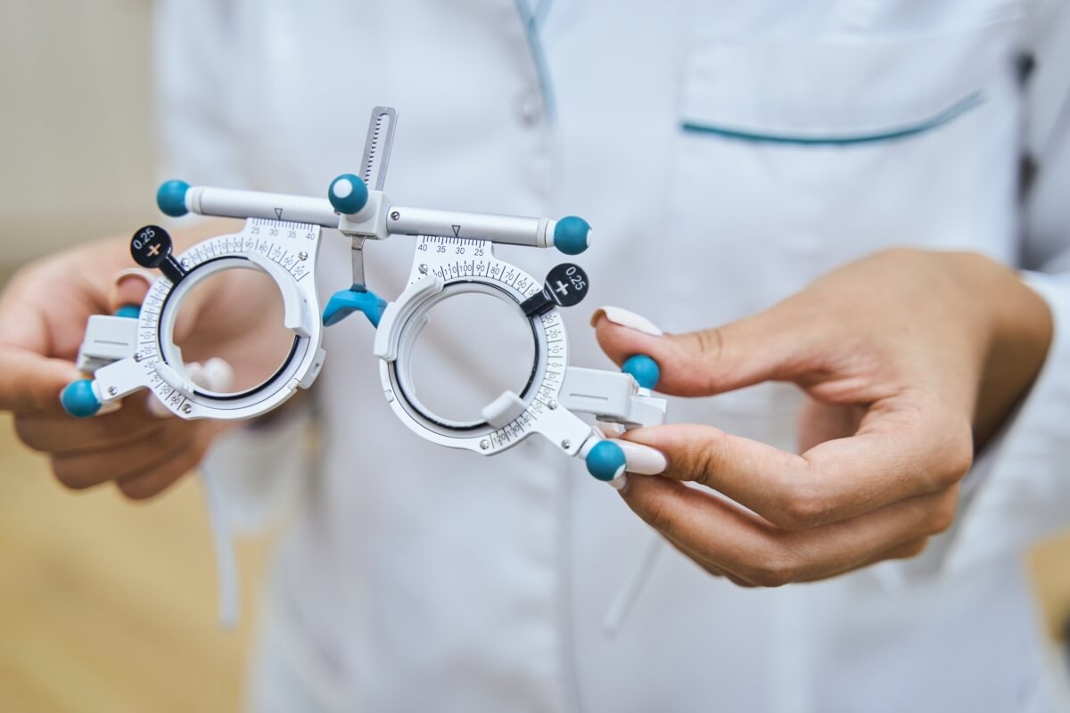 Badanie wzroku u dorosłych bez dolegliwości co 1–2 lata, u dzieci i po 60. roku życia co rok; nagłe objawy wymagają pilnej konsultacji okulistycznej.