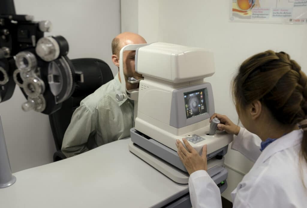 Badanie wzroku u optometrysty obejmuje refrakcję obiektywną i subiektywną, dobór okularów lub soczewek oraz ocenę widzenia obuocznego.