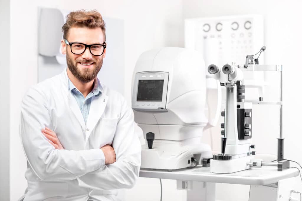 Optyk wykonuje i dopasowuje okulary korekcyjne na podstawie recepty, a optometrysta bada wzrok, dobiera moc, cylinder i oś oraz widzenie obuoczne.