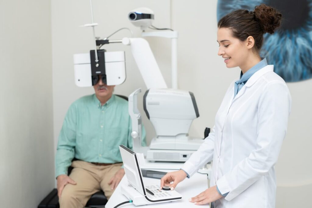 Optometrysta bada refrakcję i funkcje wzrokowe, optyk dobiera oprawki, soczewki i parametry montażu okularów korekcyjnych. Przy nagłych objawach okulista.