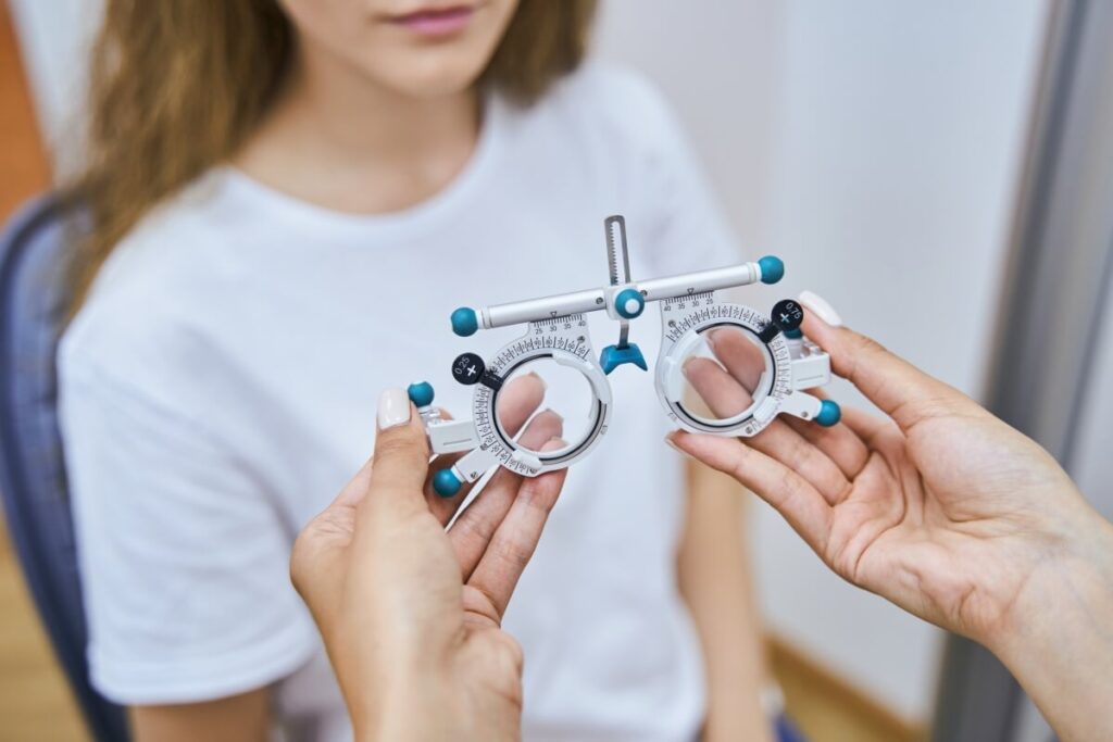 Optyk dobiera okulary korekcyjne: oprawy, soczewki jednoogniskowe, progresywne i biurowe, z powłokami AR, hydrofobową, blue i fotochrom.
