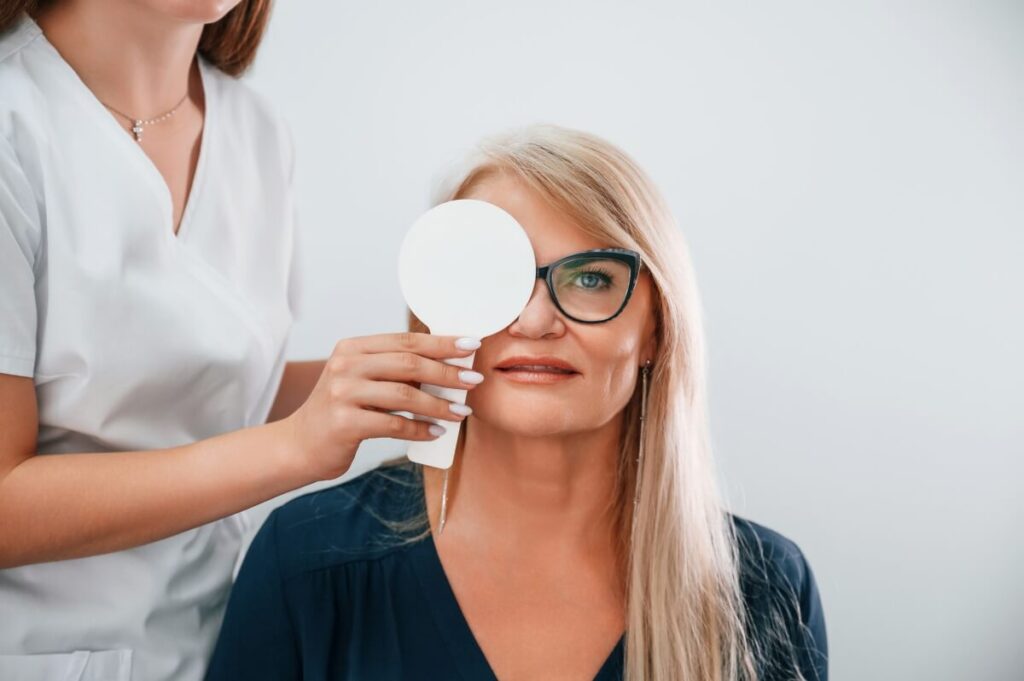 Optyk może oferować promocje na okulary korekcyjne, jeśli soczewki spełniają receptę: indeks, konstrukcja, powłoki AR, utwardzenie, hydrofobowość oraz centracja PD.