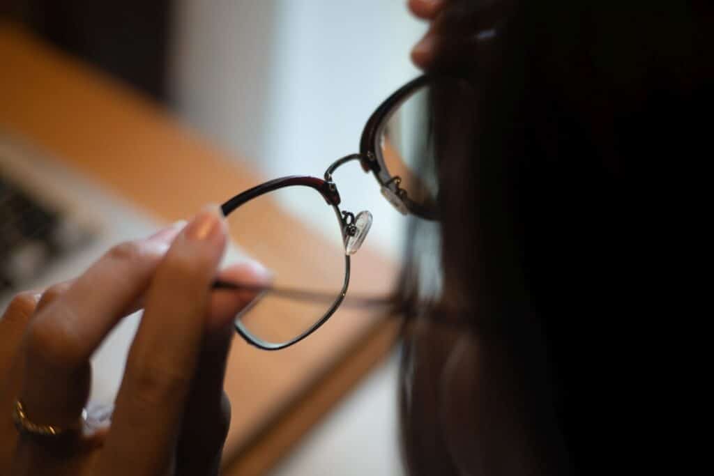Okulary korekcyjne są wygodniejsze i bardziej higieniczne niż soczewki, dają stabilny komfort oraz powłoki antyrefleks, UV i polaryzację.